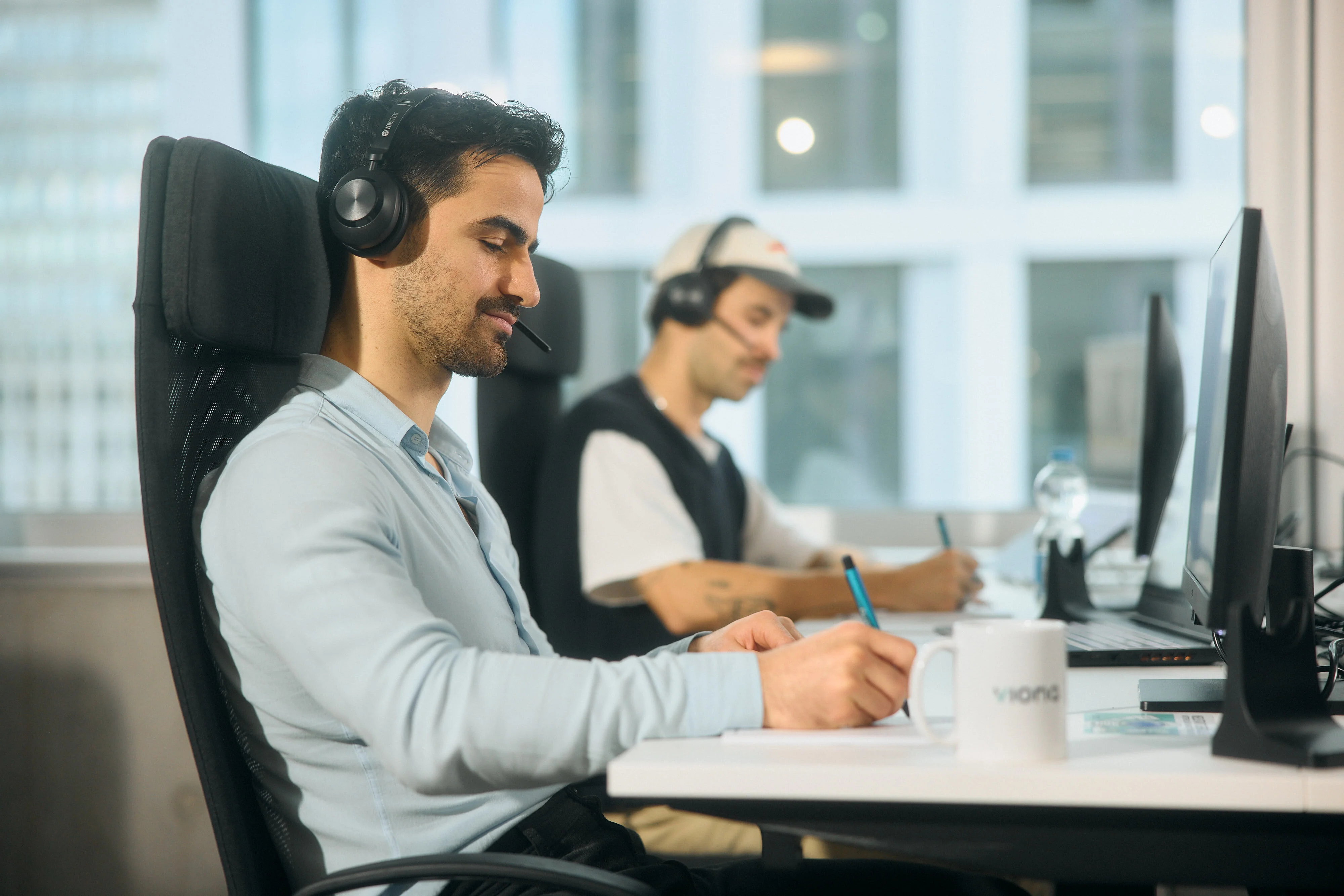 Eine Gruppe Lernende sitzt vor dem Computer