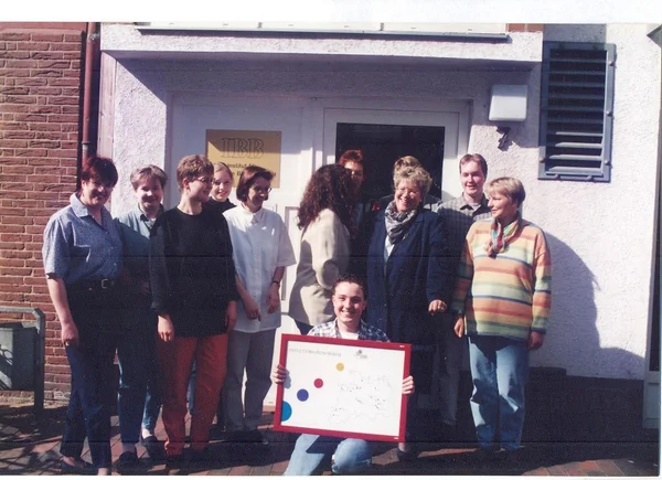 Gruppenfoto aus den Anfangszeiten des IBB vor dem ersten Standort in Ritterstraße in Buxtehude. 