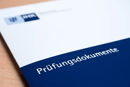 eine Nahaufnahme eines Buches auf einem Tisch