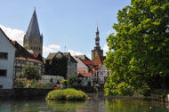 ein Fluss mit einem kleinen Boot in ihm