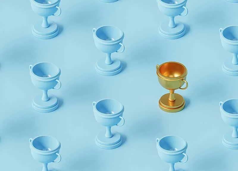 Blauer Untergrund mit vielen blauen und einem goldenen Pokal.