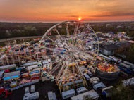 eine Riesenrad bei Sonnenuntergang