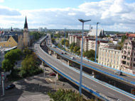 Blick auf eine Stadt mit Brücke und Zug