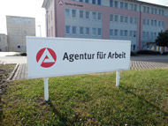 Ein Schild Agentur für Arbeit