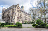 ein großes Gebäude mit vielen Fenstern