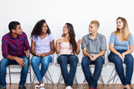 eine Gruppe von Menschen, die in einer Reihe sitzen