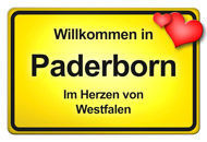 ein gelbes Zeichen mit einem Herz darauf und Willkommen in Paderborn