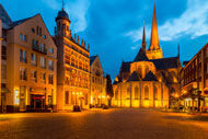 eine Straße mit einem Kirchturm im Hintergrund