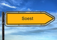 ein gelbes Schild mit einem Pfeil nach rechts darauf steht Soest