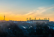 eine Skyline der Stadt mit Sonnenuntergang im Hintergrund
