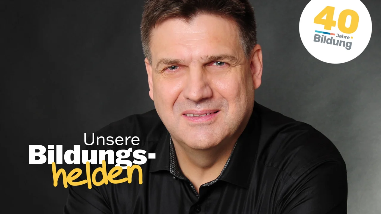 Video-Vorschaubild aus der Reihe "40 Jahre IBB - Bildungshelden": Peter Jähne, Lernzeitbegleitung beim IBB, im dunklen Hemd vor dunklem Hintergrund schaut leicht lächelnd in die Kamera.