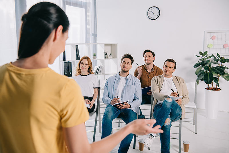 Menschen bei einem Coaching mit dem AVGS