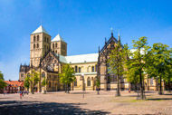 eine große Kirche mit einem Turm und einer Uhr
