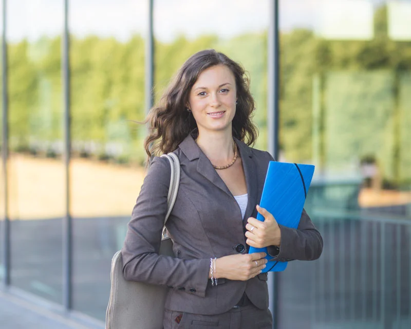 Junge Frau im Business-Outfit