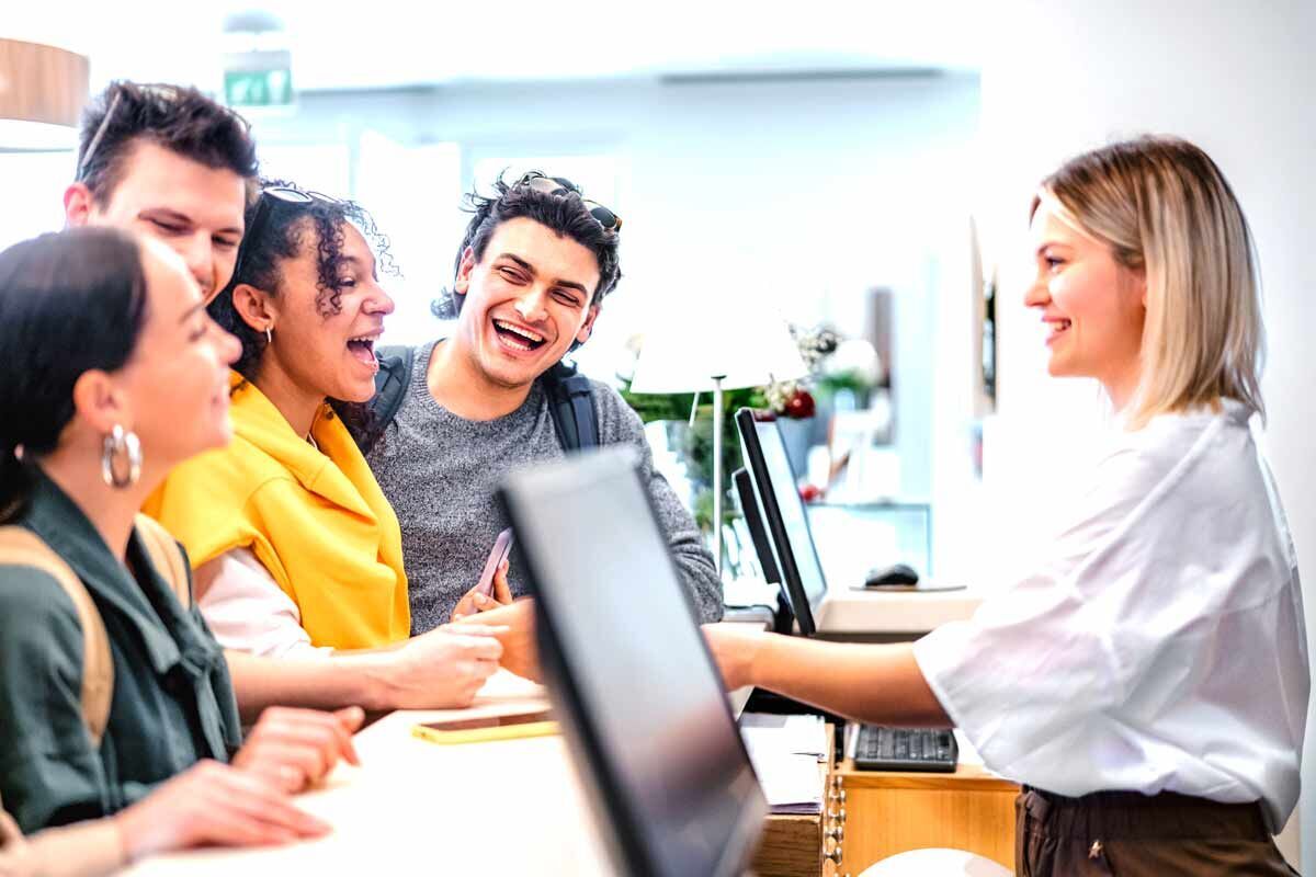 Quereinstieg in die Hotellerie und Gastronomie mit branchenspezifischen Deutschbasics mit 4 Wochen Praktikum