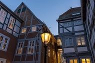 eine Straße mit Gebäuden und einer Straßenleuchte