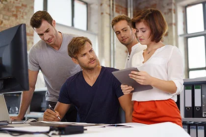 eine Gruppe von Menschen, die in einem Büro arbeiten