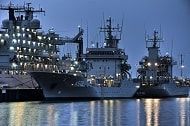 ein großes Schiff im Wasser
