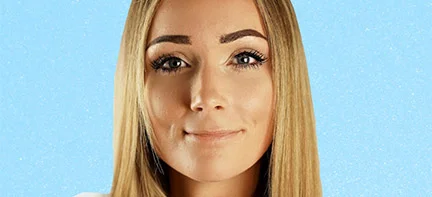 eine Frau mit langen blonden Haaren und einem weißen Hemd vor hellblauen Hintergrund