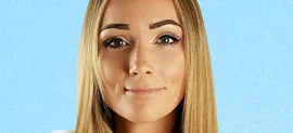 eine Frau mit langen blonden Haaren und einem weißen Hemd vor hellblauen Hintergrund