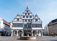 ein großes weißes Gebäude