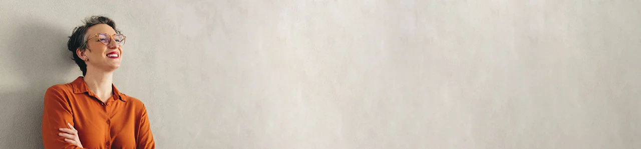 eine Frau, die vor einer Wand steht