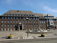 ein großes Gebäude mit vielen Fenstern