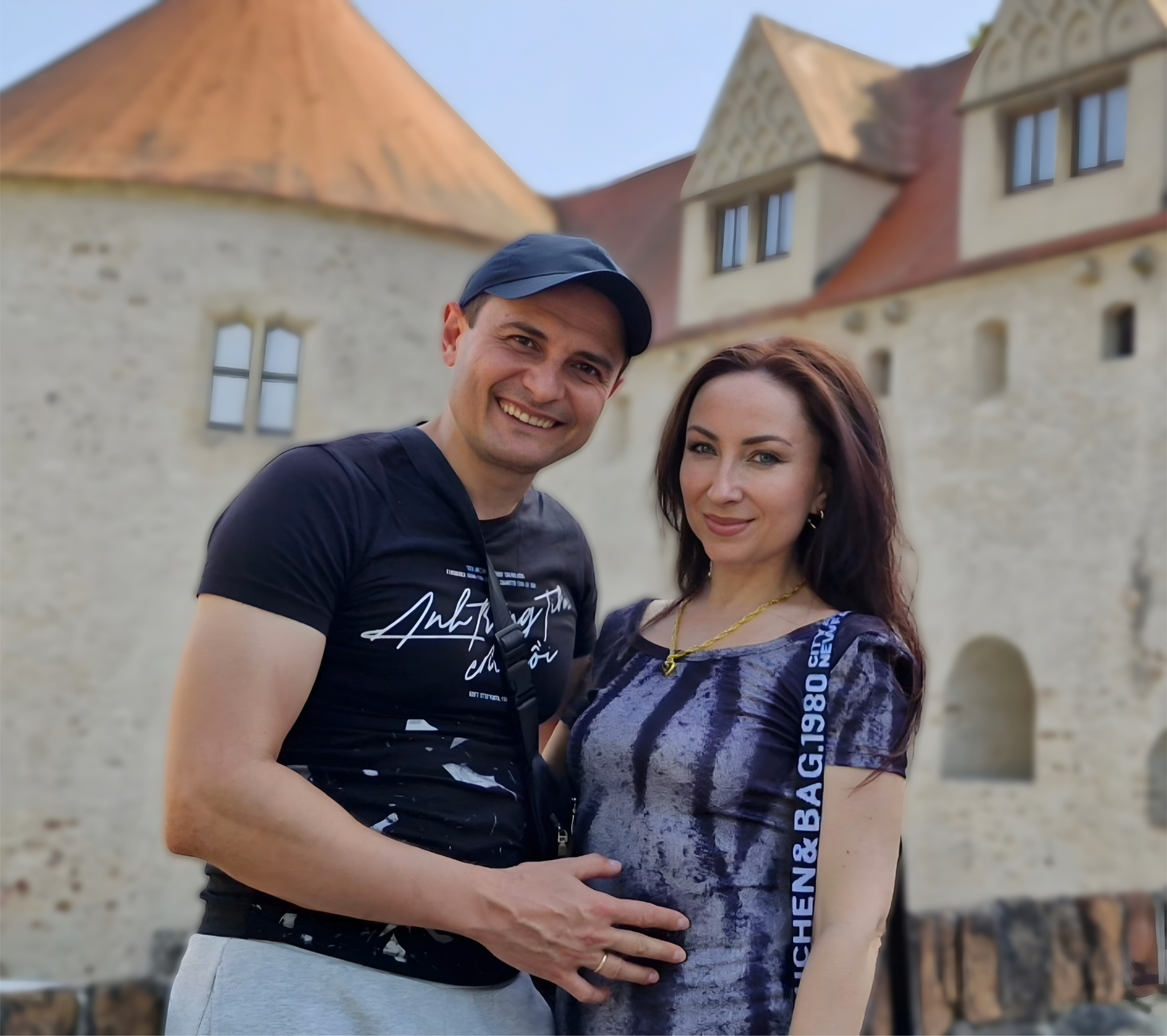 Foto von Artem und Liubov Iagmurdzhi, Weiterbildungsteilnehmer beim IBB, vor einem Schloss.
