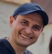 Foto von Artem und Liubov Iagmurdzhi, Weiterbildungsteilnehmer beim IBB, vor einem Schloss.