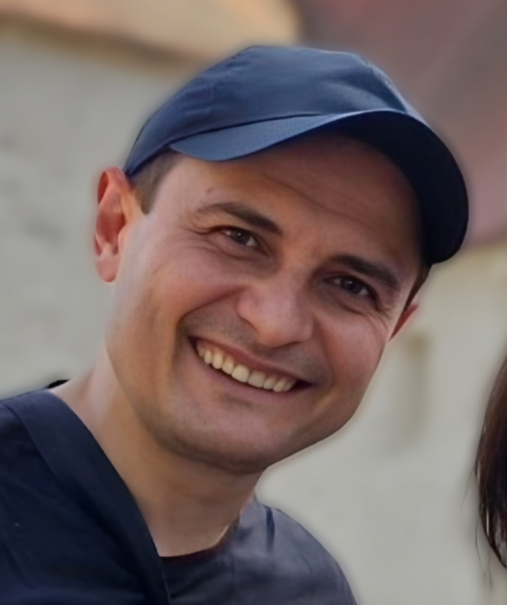 Foto von Artem und Liubov Iagmurdzhi, Weiterbildungsteilnehmer beim IBB, vor einem Schloss.
