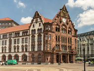 ein großes Gebäude mit einer Uhr auf der Oberseite
