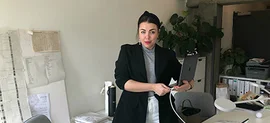 eine Frau, die in einem Büro mit Laptop steht