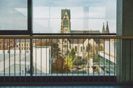 Blick auf eine Kirche aus dem Fenster