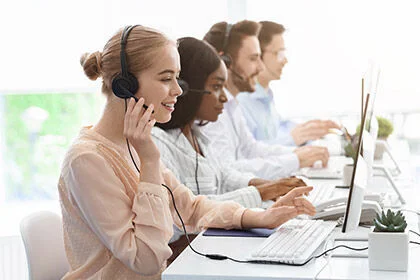 eine Frau mit einem Headset