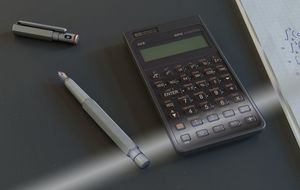 Taschenrechner auf Schreibtisch