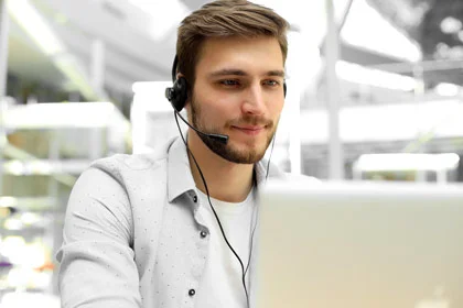 ein Mann mit einem Headset