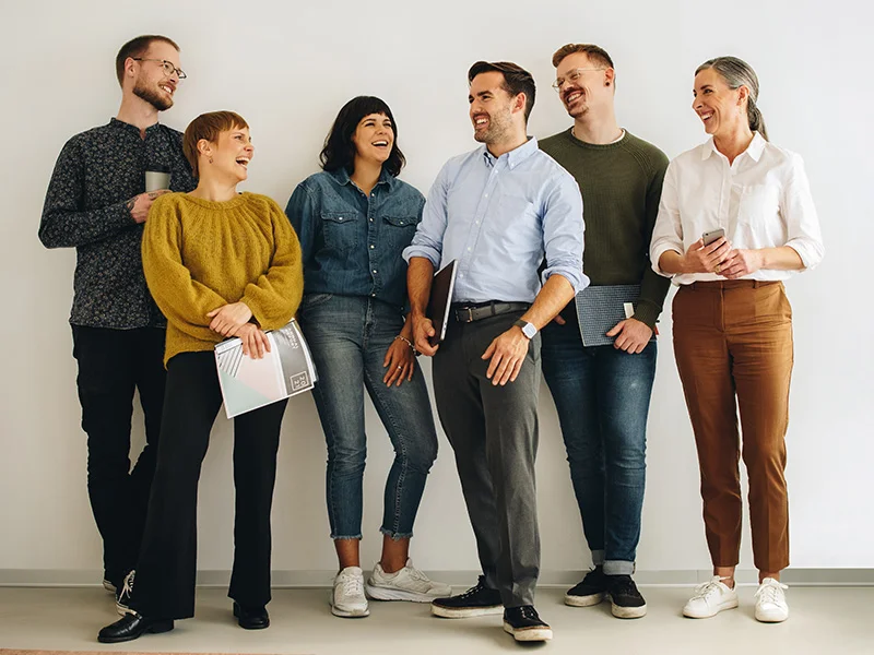 Gruppe von 6 Menschen, die sich freuen und lachen